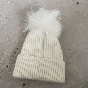 White knit beanie (women’s)